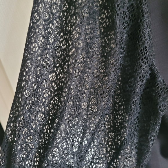 Black top with lace sleeve - Picture 4 of 4